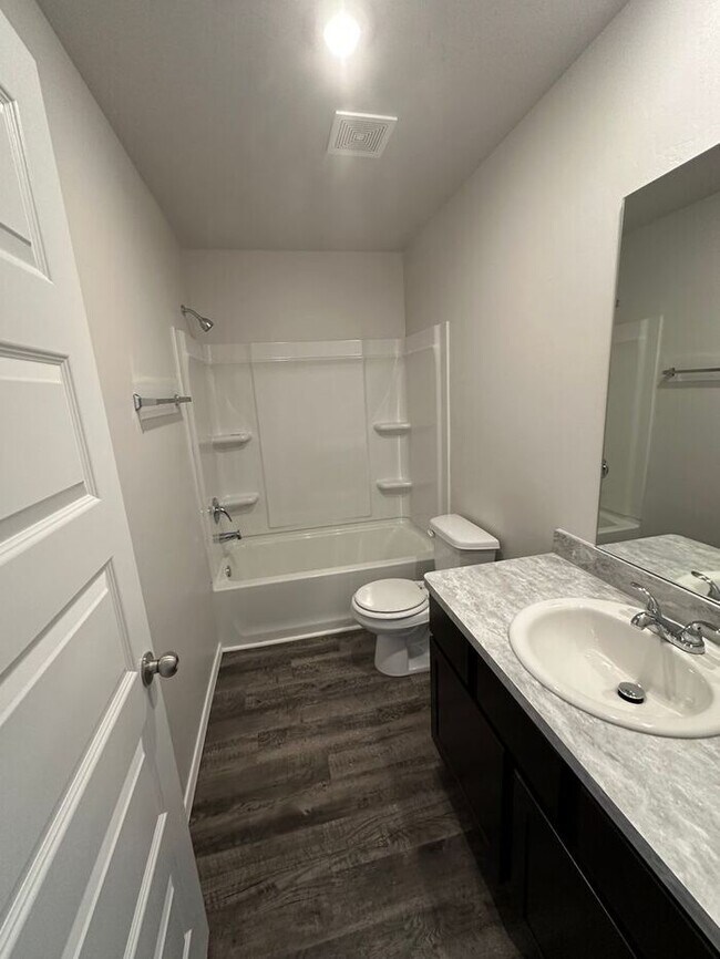 Building Photo - Now Available — Your Spacious 4 Bed, 2 Bath Home in Robertson’s Landing Awaits!