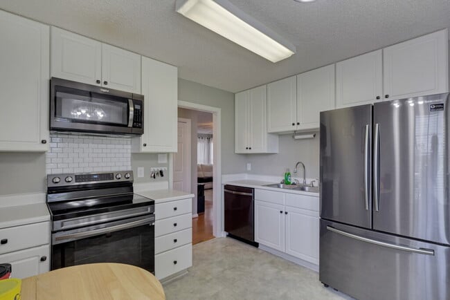 Building Photo - 231 Parkview Ct