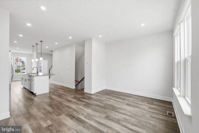 Building Photo - 211 Phoenix Dr