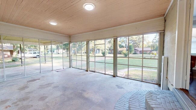 Building Photo - 2 acres in Millbrook w/ large screened in ...