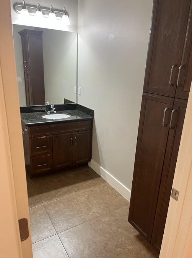 Building Photo - 3 Bedroom/2 Bathroom townhome in South Jordan