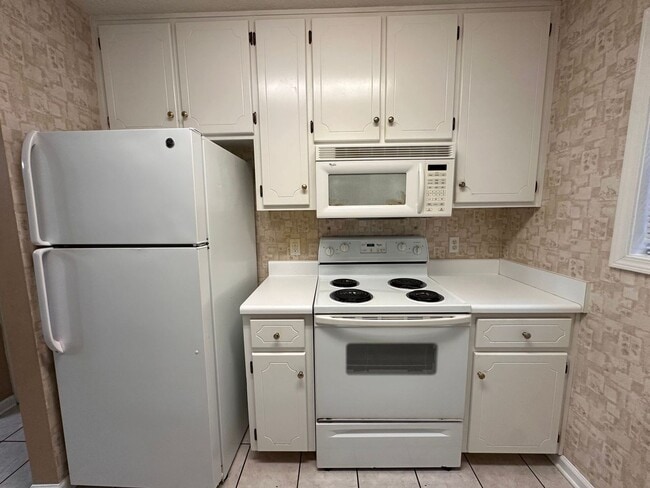 Building Photo - Foxchase Subdivision:  MOVE IN READY!!!!    1/2 OFF 1ST MONTH RENT W/12 MONTH LEASE!!  NEW CARPET...