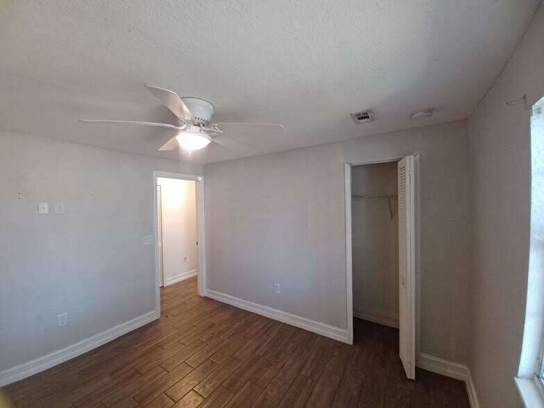 Building Photo - Priced to Rent 3/2 in Fort Myers
