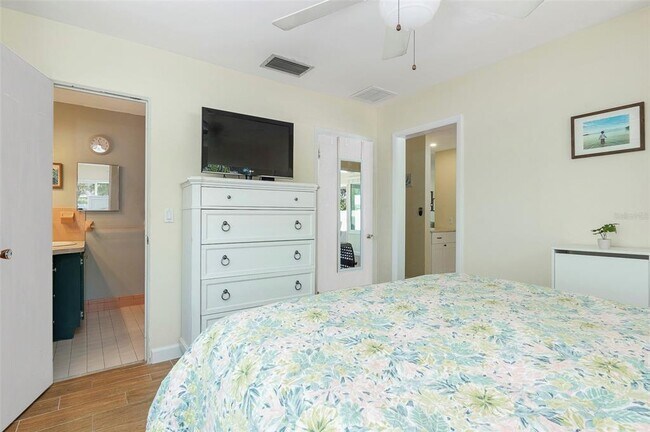 Building Photo - 731 44th Ave NE