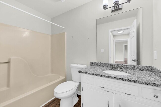 Building Photo - Move-in Special!! 3 Bedroom and 2 Bathroom...