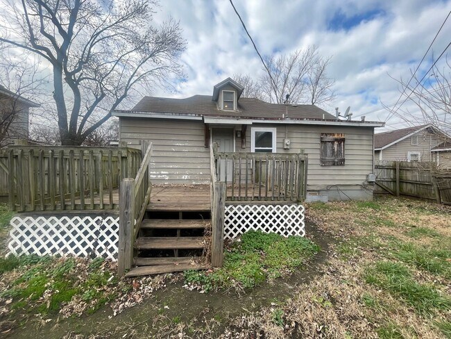 Building Photo - Available Now  LARGE 3 Bedroom 1 bath house