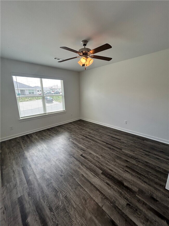 Building Photo - 636 Hidden Springs Dr