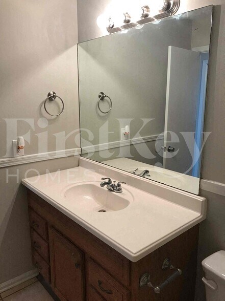 Building Photo - 1006 Hicksmil Ct SW