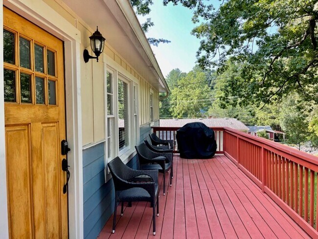 Building Photo - Black Mountain Gem Near Lake Tomahawk!