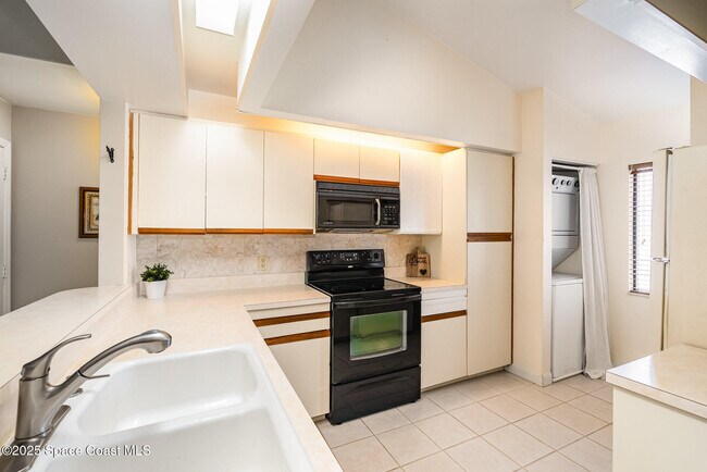 Building Photo - 1089 Country Club Dr