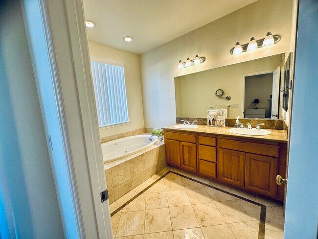 Master Bathroom - 4118 W Kling St