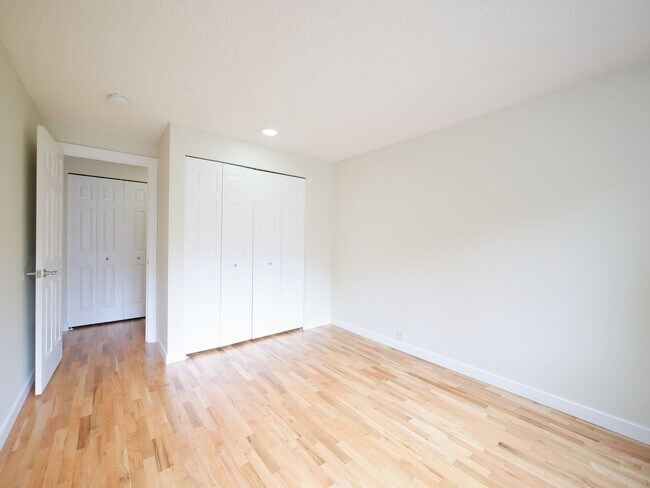 Building Photo - 3 Bed and 3 Bath Plus Office Private Singl...