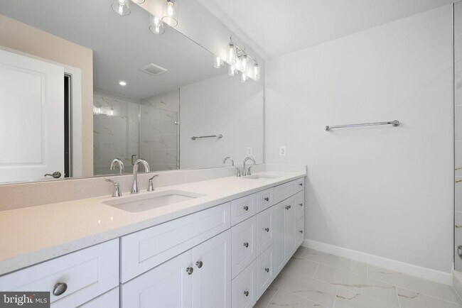 Building Photo - 1011 Venifena Terrace SE