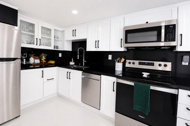 Building Photo - 300 Bayview Dr