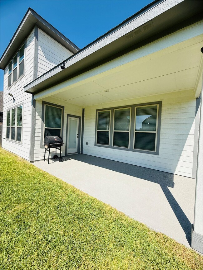 Building Photo - 15826 Dove Holw Dr