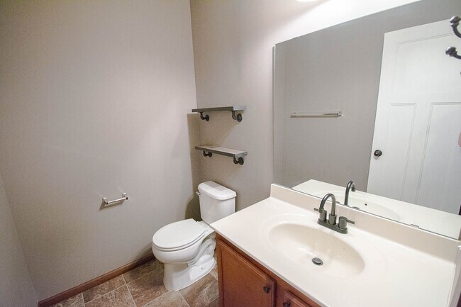 Building Photo - Modern Townhome in a Convenient NW Location
