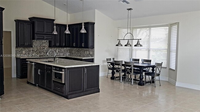 Building Photo - 405 Sabal Way