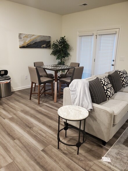 Living room/Kitchenette - 1044 Paddington Dr