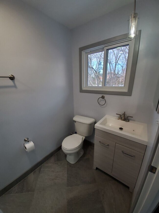 Building Photo - Private 3 bedroom home