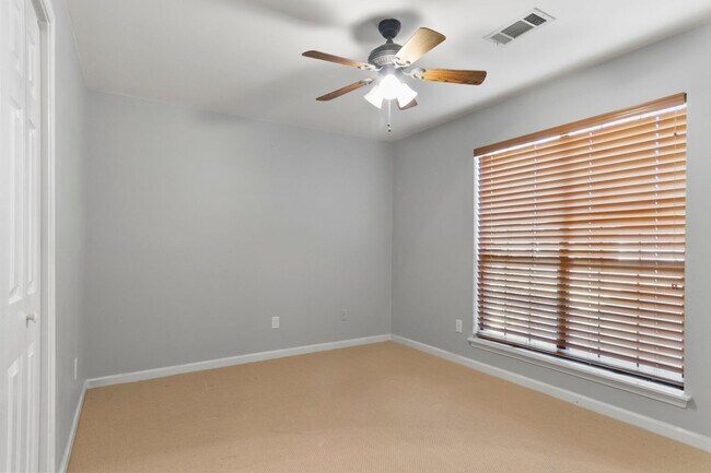 Building Photo - 2013 Fox Ridge Rd