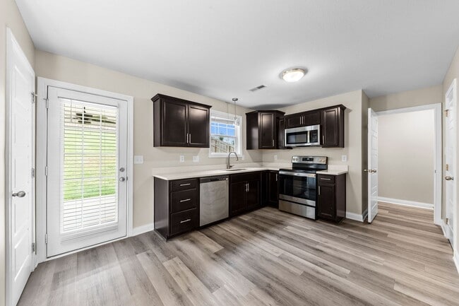 Building Photo - Beautiful Home!