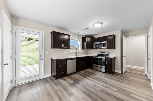 Building Photo - Beautiful Home! Coming Soon!