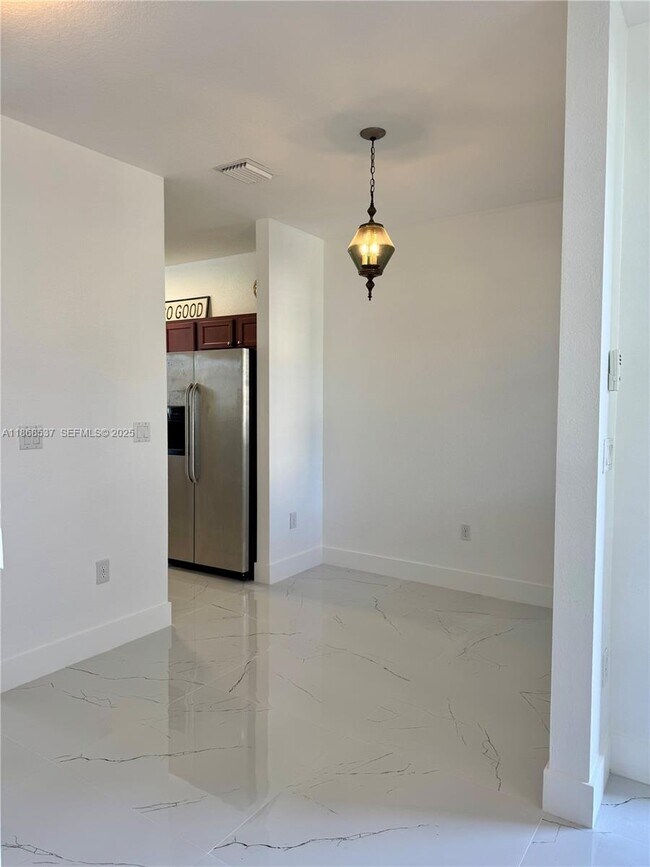 Building Photo - 2853 SE 1st Dr