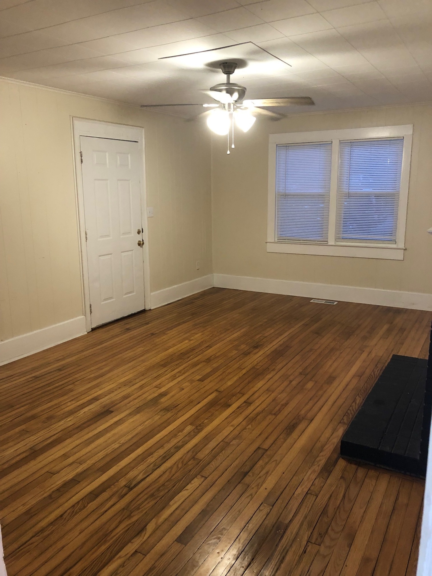 living room - 130 Kenwood Ave