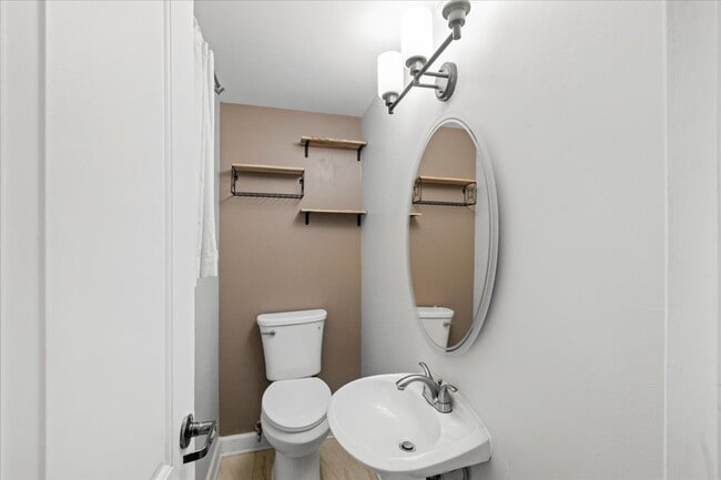 Building Photo - 1S239 Stratford Ln