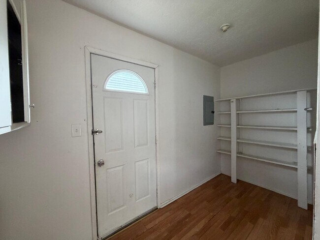 Building Photo - 411 Pinewood Ave