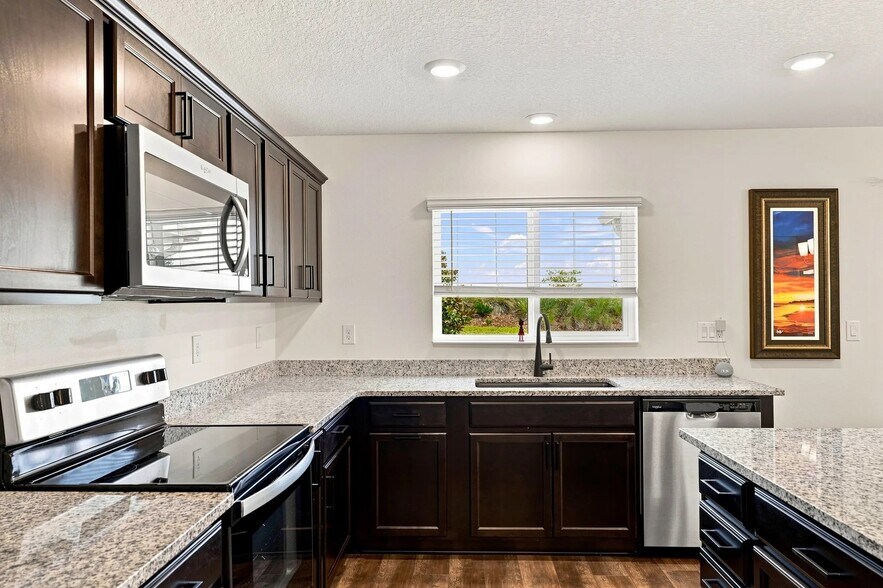 Building Photo - 455 Overpool Ave