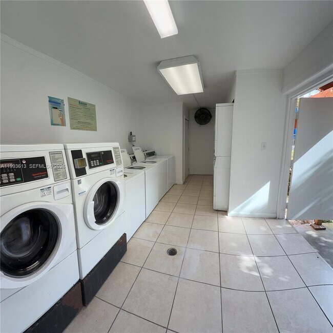 Building Photo - 7155 Miami Lakes Dr