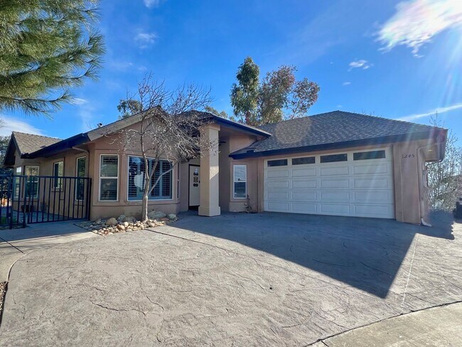 Building Photo - Spacious Single Story 3-Bedroom Home Beaut...