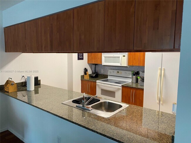 Building Photo - 1200 Brickell Bay Dr