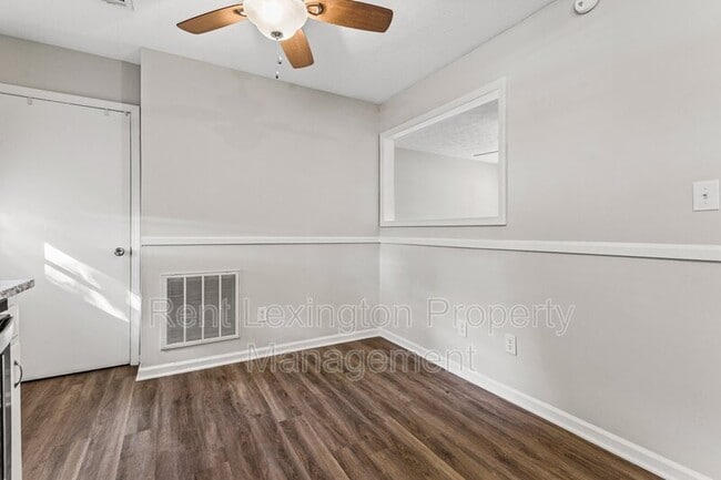 Building Photo - 123 Kingsway Dr