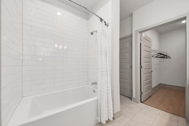 Building Photo - 4840 N Shepherd Dr