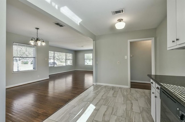 Building Photo - 1349 Martin St