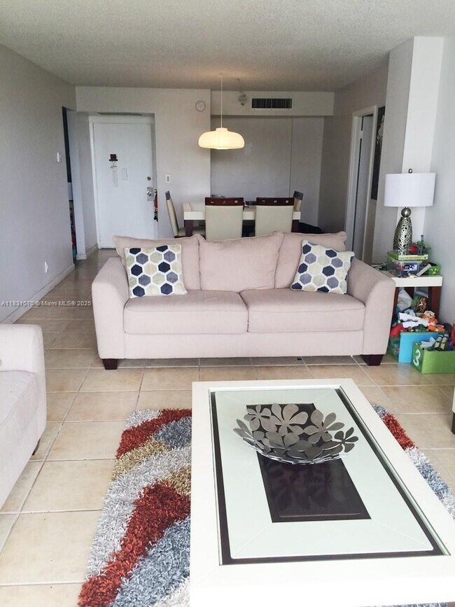 Building Photo - 3475 N Country Club Dr