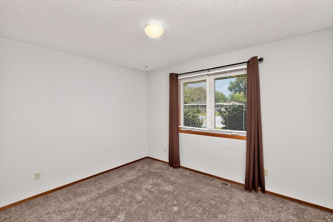 Building Photo - GREAT NEIGHBORHOOD!! 3 Bedroom, 1 Bath Home in Ankeny
