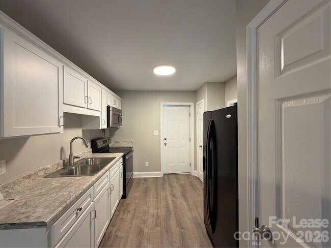 Building Photo - 2621 E Greenbriar Rd