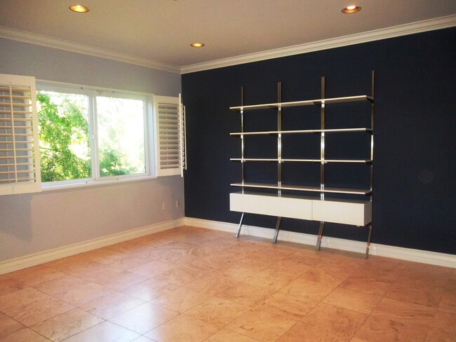 Building Photo - Luxurious condo with top of the line appli...