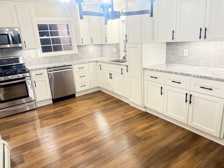 KITCHEN - 2525 W Abbott Ave