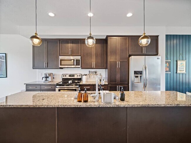 Building Photo - Beautiful Townhouse In Spokanes Kendall ya...