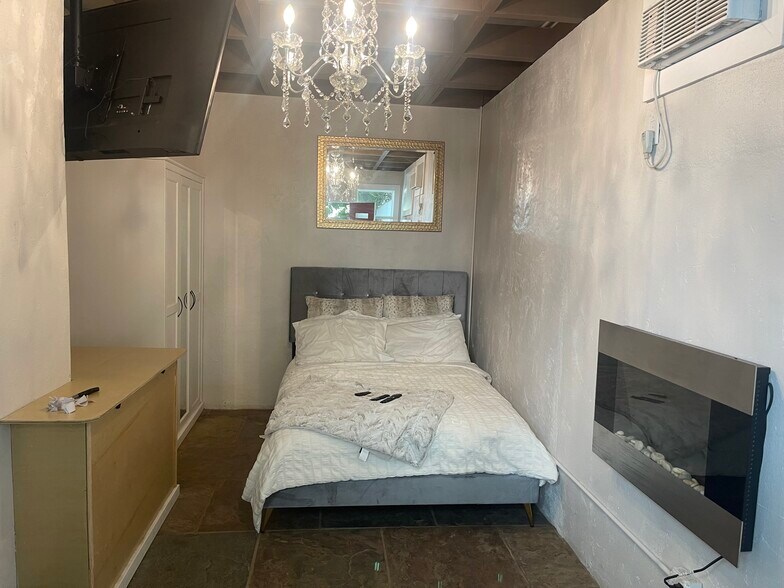 Building Photo - 2366 Nichols Canyon Rd