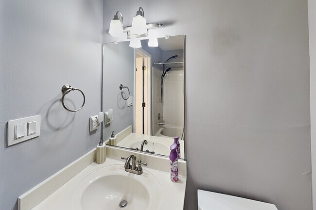 Building Photo - 3104 Pine Heights Dr NE