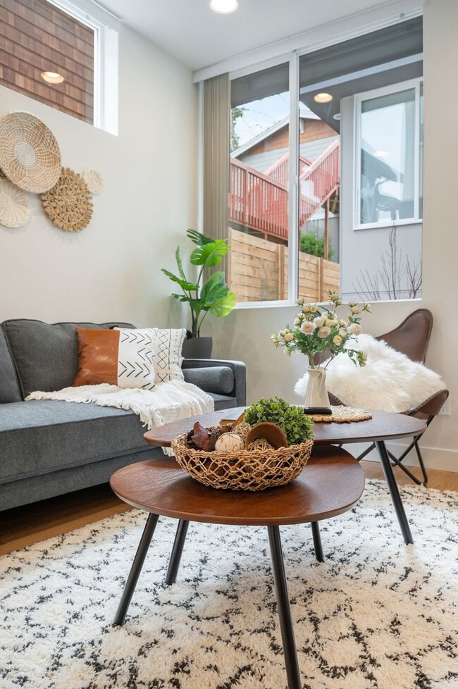 Building Photo - 34 W Cremona St