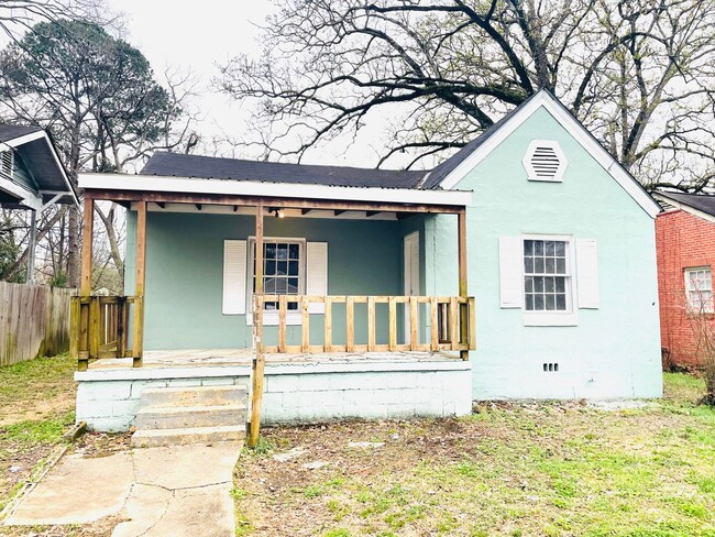 Building Photo - ** 3 bed 1 bath located close to Jackson H...