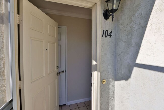 Building Photo - Talmadge : spacious 2 bed, 2 ba top floor condo