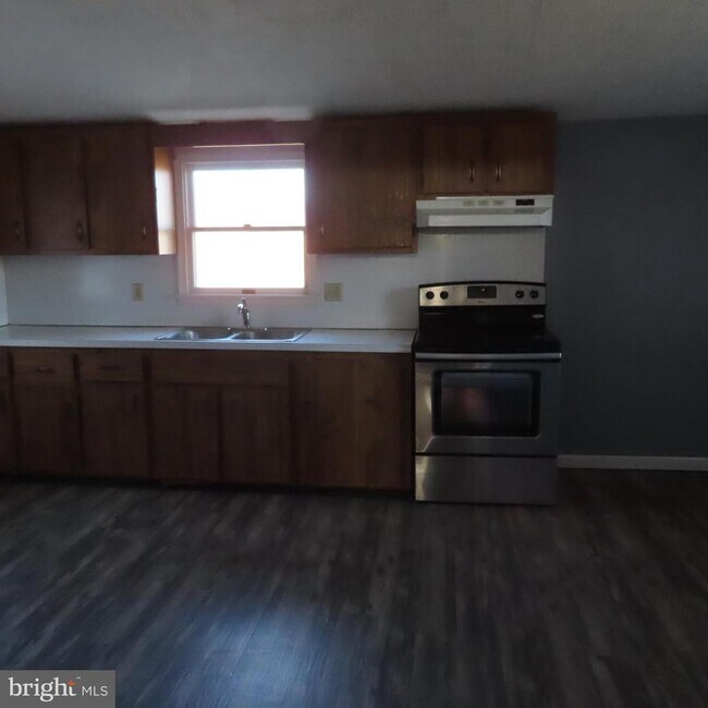 Building Photo - 1410 Gillan Dr