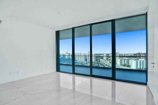 Building Photo - 18975 Collins Ave